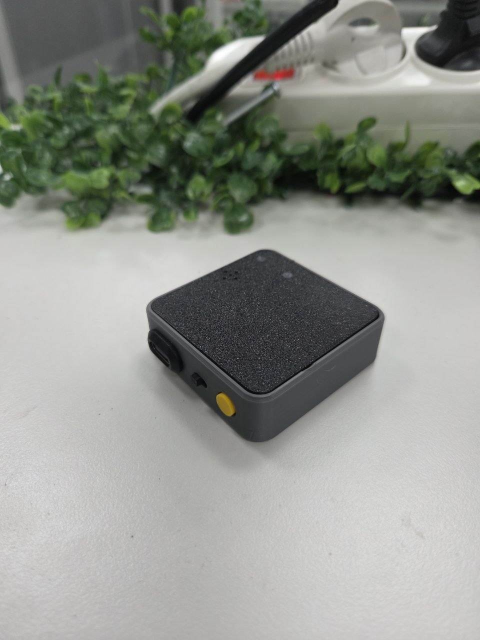 작업대 위 AI Meeting Recorder 실물 시제품 사진
