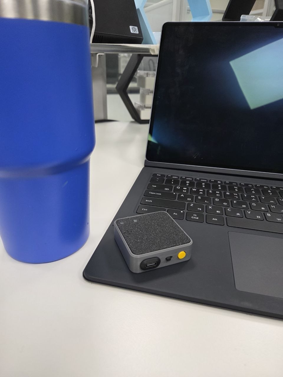 노트북 위 AI Meeting Recorder 사용 맥락의 실물 시제품 사진